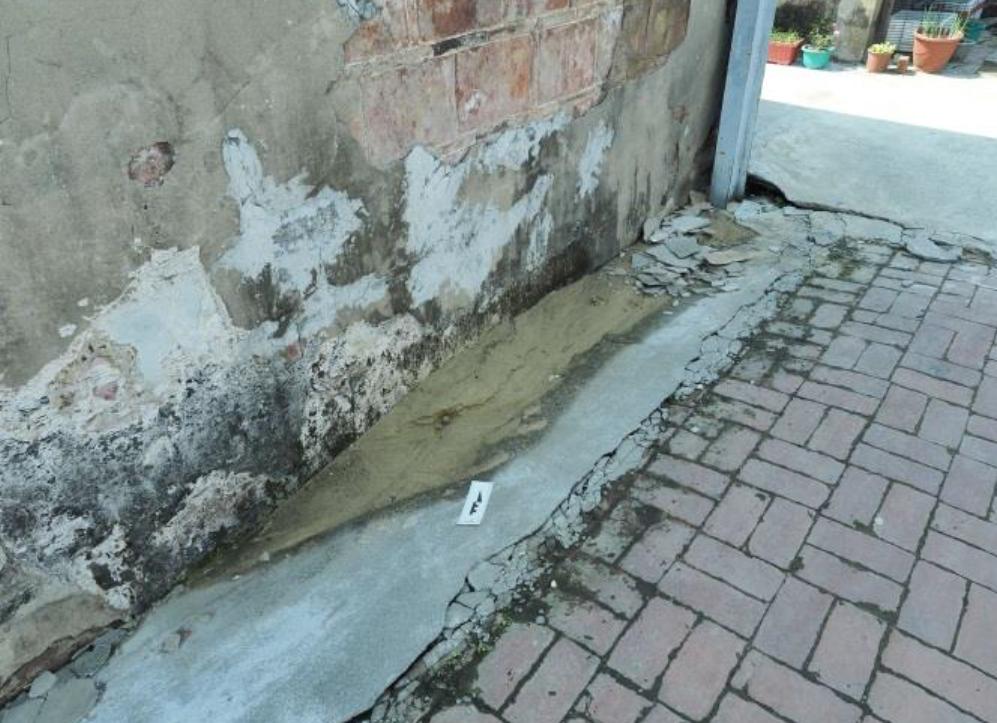 臺南市關廟區旺萊路附近民宅內部因不等量沉陷造成地板鼓起，民宅外部發生小規模噴砂現象。(根據中央地質調查所, 2016)